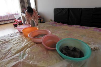 兴和楼上漏水，住户失联，小区没物管，业主维权难！律师来支招……